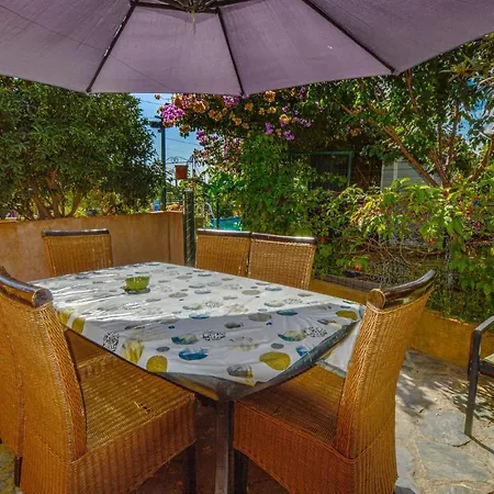 2 Bedroom Cozy In 圣尼科劳